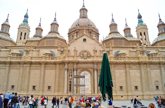 The front of Catedral-Basílica del Pilar.