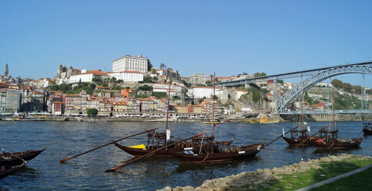 a view of the old city from the opposite bank of Rio Douro　